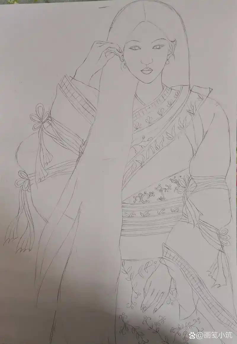 新设计的汉服铅笔稿. . .
