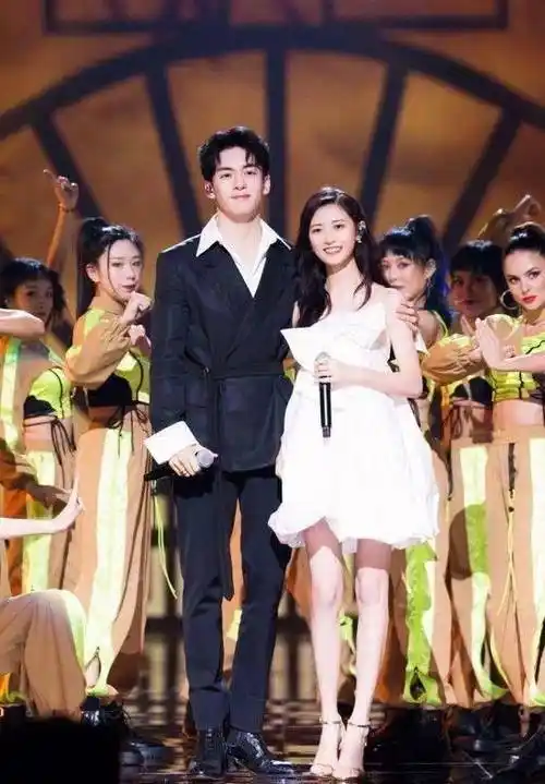 一问一答 关晓彤,杨幂,周冬雨,赵露思,曾舜晞陈钰琪,大姐大女星_团队