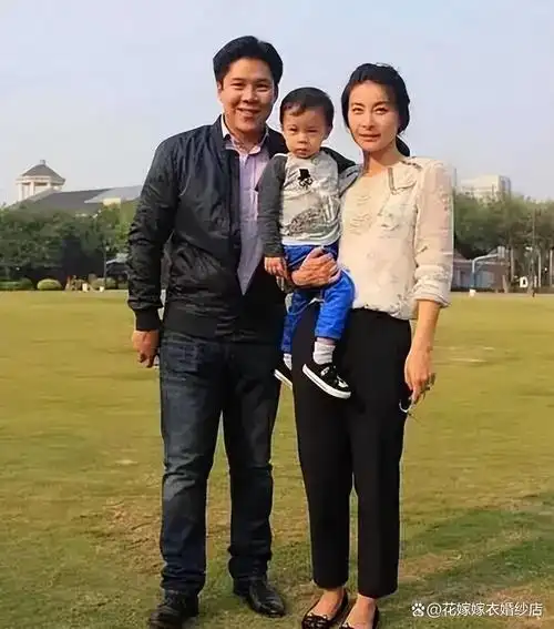 1981年出生于河北省保定市的郭晶晶,从小就展现出了对跳水的独特天赋.