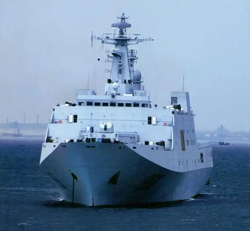 中国海军两栖登陆的主力舰,071型两栖船坞登陆舰