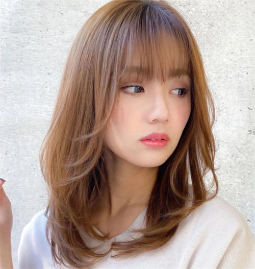 方脸适合什么发型 层次内扣来瘦脸_发型脸型 - 美发站