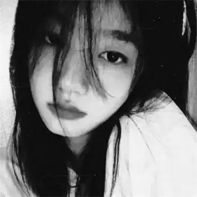 女生黑白简单意境头像真人图片