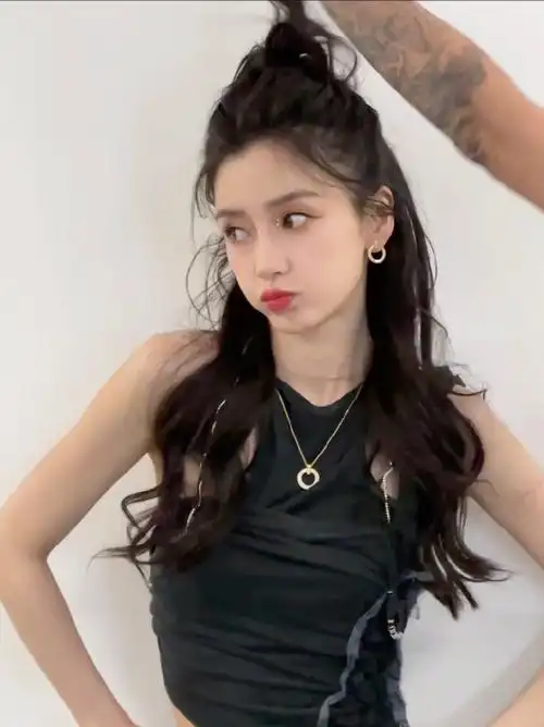 angelababy黑白碰撞半扎马尾造型##杨颖的眼妆好闪