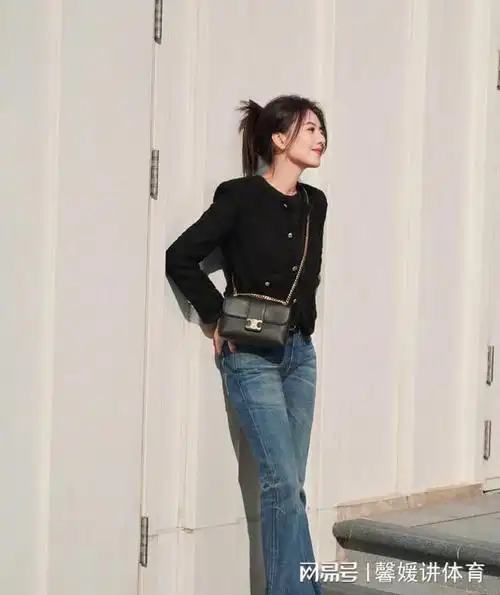 高圆圆太会穿了! 女神上半身针织下半身喇叭牛仔裤, 好气质