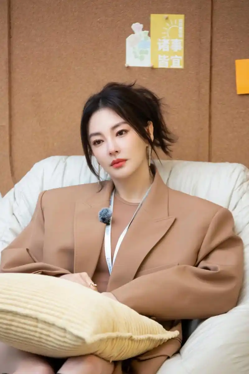 张雨绮出演周星驰电影《长江7号》出道,在戏中扮演温婉女老师而走红