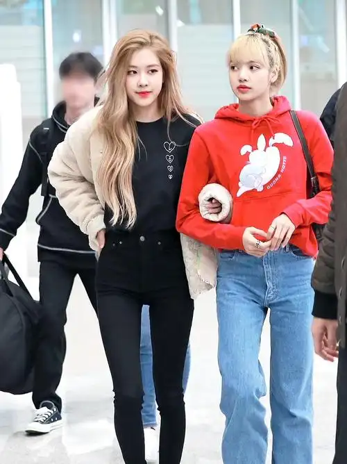 每日穿搭 rosé朴彩英日常私服穿搭分享 t恤|topshop 鞋子|三叶草