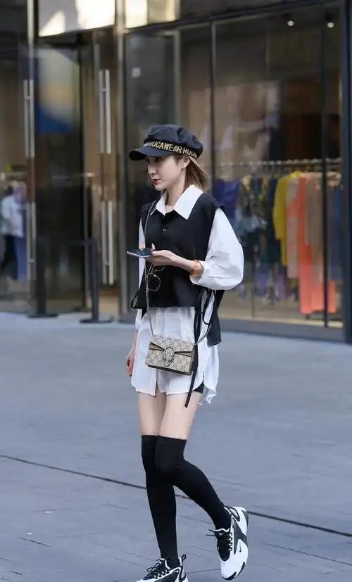 穿短裤或者短裙搭配一双黑色长筒袜保暖又穿出高筒靴的效果