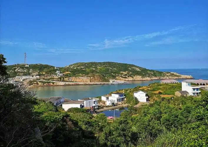 花鸟岛位于浙江舟山嵊泗列岛的最北面因为形状像展翅欲飞的海鸥岛上