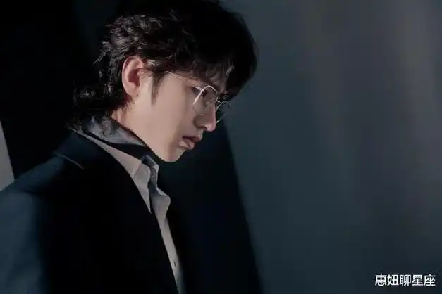 蔡徐坤新造型亮相品牌活动狼尾短发搭配金丝眼镜气质超抢镜