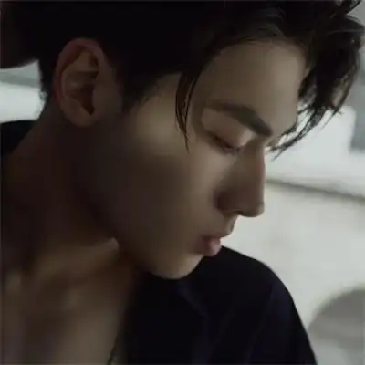 导语:一组2023很有氛围感的成熟稳重男头图片分享来啦,这组头像中的