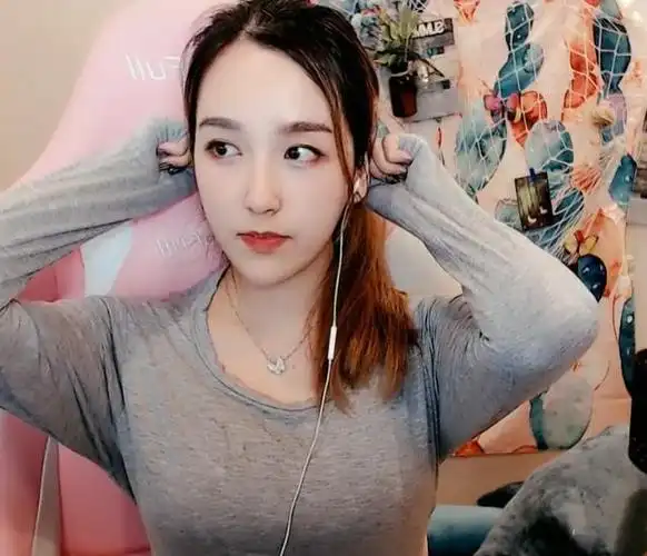 rita直播当众喊老公新衣服新美颜弹幕直接炸了