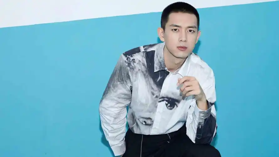 电脑壁纸 明星 大陆明星 李现寸头个性帅气写真
