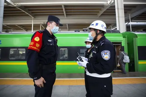新疆铁警加强"五一"小长假安保专项督察