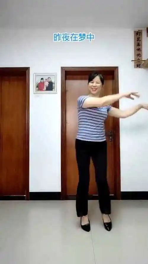 大妈在家跳广场舞真是越跳越年轻风韵不减当年