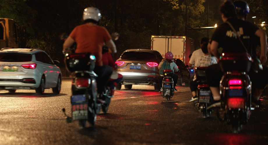 夜晚下班的电动车流