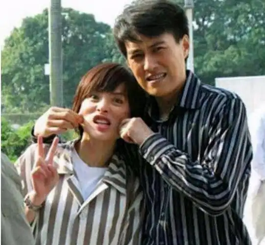 赵薇同学李佳,一婚嫁富豪不幸,二婚被宠成公主,丈夫大家很熟悉