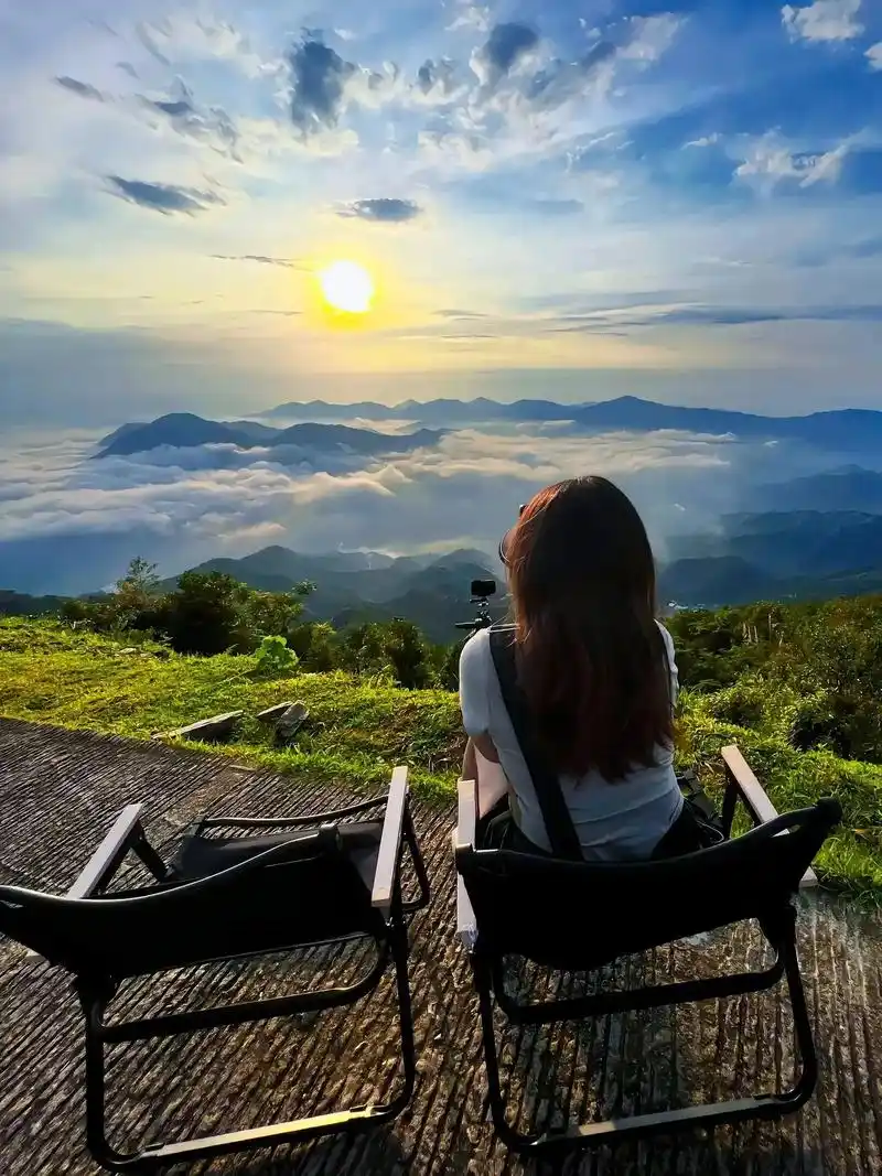 疲惫的一天结束了,躺在床上的感觉真好,安静的玩会手机