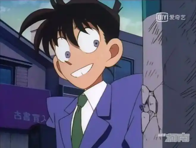 毛利兰和工藤新一走进校园,一个足球滚到了工藤新一的脚边