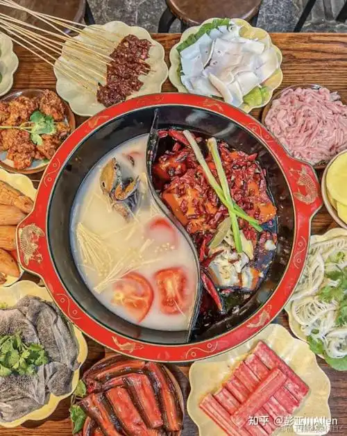 火锅食材种类较多, 有丰富的肉类和蔬菜, 味道不仅仅是辣, 还伴有麻和