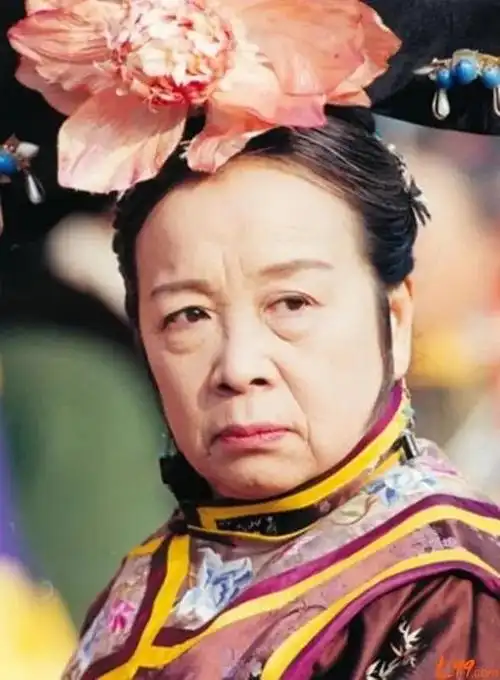 当年《还珠格格》爆火的时候,李明启老师饰演的容嬷嬷被人憎恨,特别是