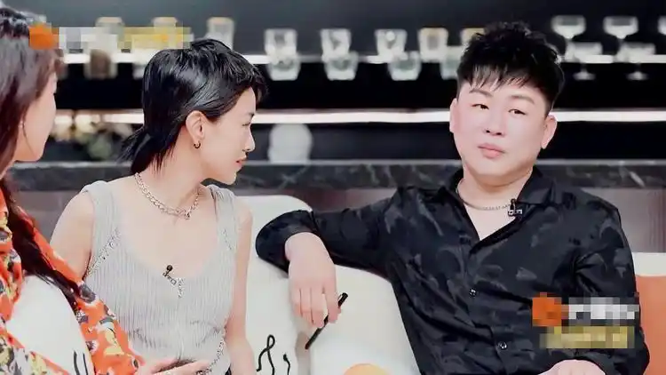 胡彦斌演男友苦等郭采洁一小时 并不在意女友约会迟到