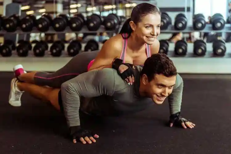 在健身器械上锻炼的健身男女