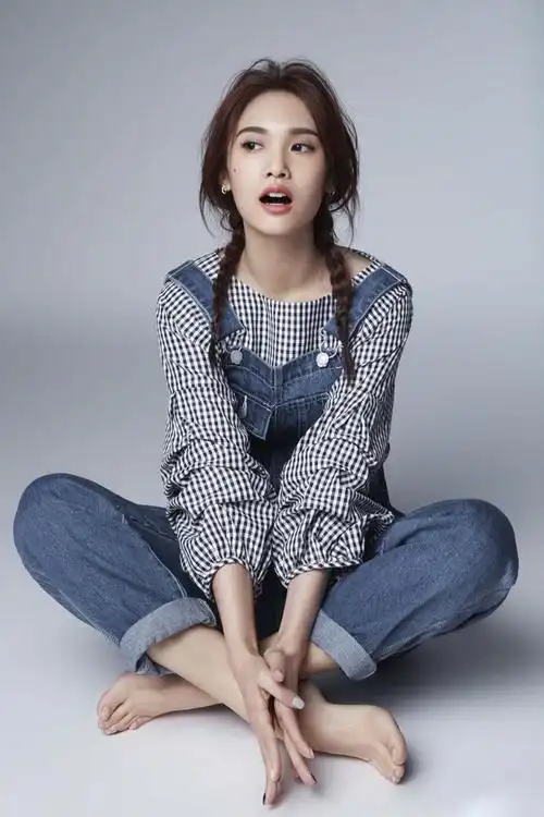 杨丞琳又换新发型留齐刘海再染新发色36岁显嫩回23岁