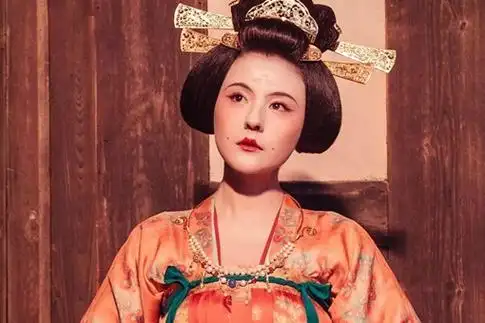 另外值得注意的是,唐代妇女对发型和面部装饰尤为重视.