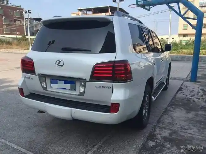 13款凌志lx750白色米内