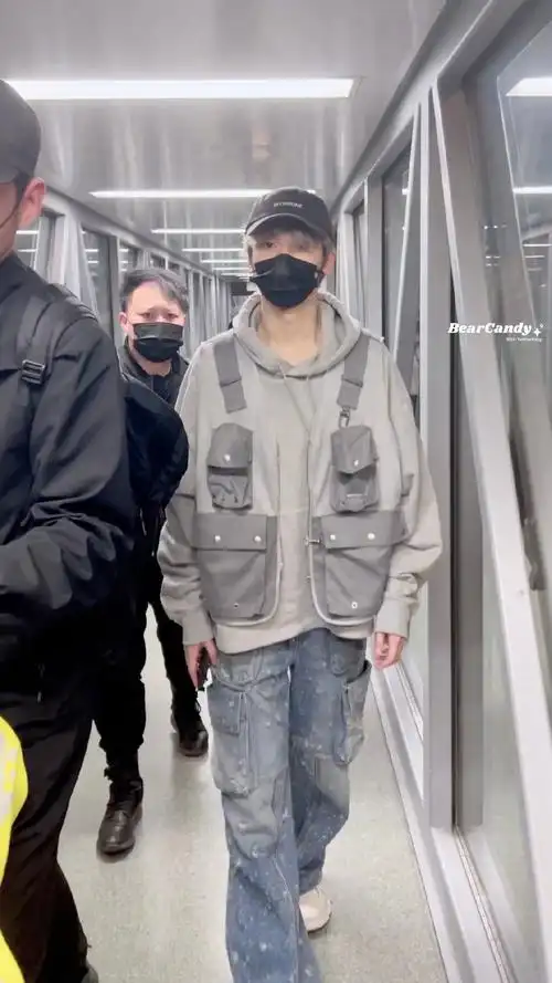 严浩翔凌晨到达机场饭拍路透96 灰色马甲77卫衣搭配超酷!