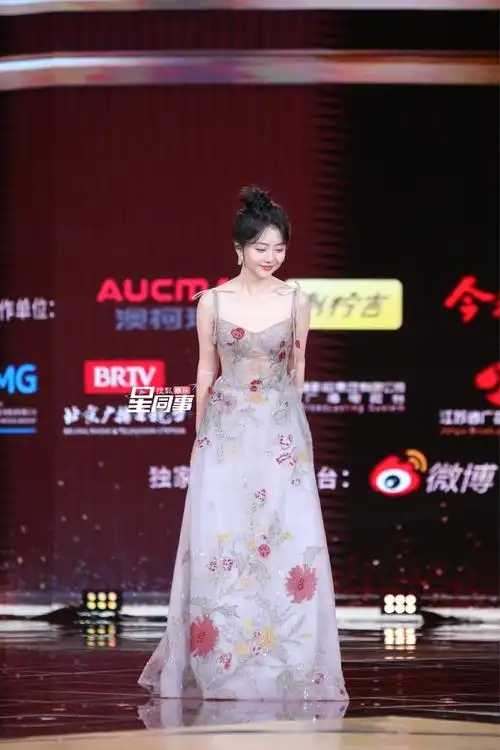 油画纱裙造型##谭松韵吊带鸢尾珠光裙造型##中国电视剧年度盛典红毯