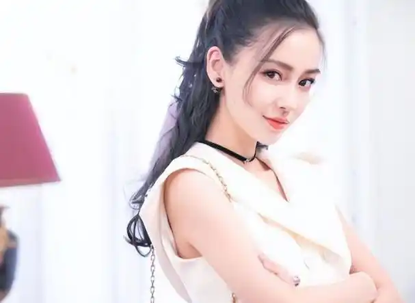 杨颖的"脸在江山在"终成捧杀,靠脸吃饭,代价比想象中的更大 - 黄晓明