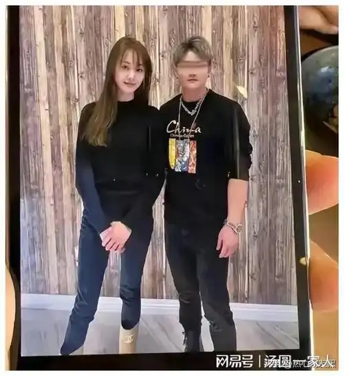 郑爽穿短裤逛街大秀长腿陪爸爸享受,身家2.3亿带娃仍亲力亲为