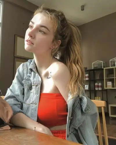 拍照从来不用找角度在身边人的爱护之下这个女孩已经逃离恶意攻击的