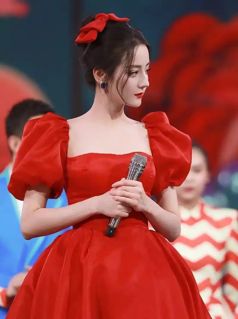 迪丽热巴在春晚上真美,全方位无死角