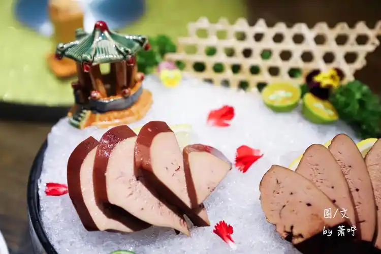 冰镇红酒鹅肝与象牙蚌刺身拼盘,象牙蚌口感薄脆.