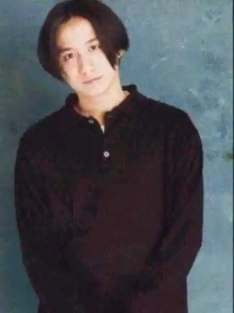 黄磊年轻时留着稍长的头发,白白净净,颜值本来就很高.