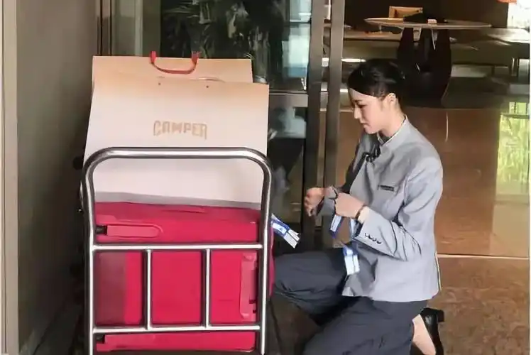仙女 "小姐姐"居然是行李员,每天帮助客人搬箱子酒店前台"小哥哥"饕餮