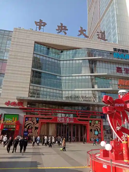 老毕和同学们相聚在大连西安路中央大道.一对雄伟壮观大狮子瞧着我们.