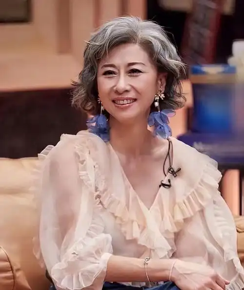 穿搭:戴着假发的少女,叶倩文61岁穿衣不扮嫩,满头白发更加迷人