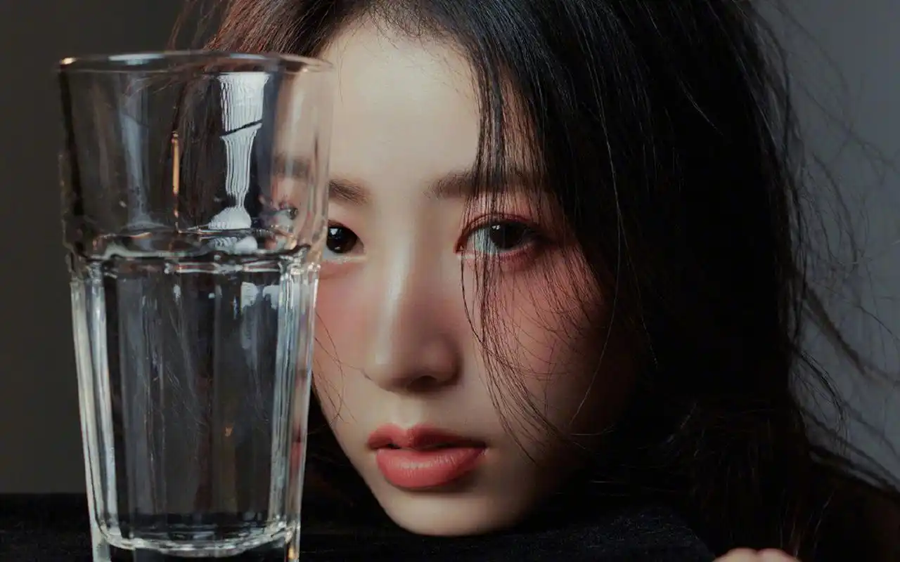 周雨彤妩媚性感写真桌面壁纸