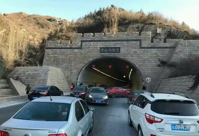 突发京藏高速潭峪沟隧道内一汽车自燃