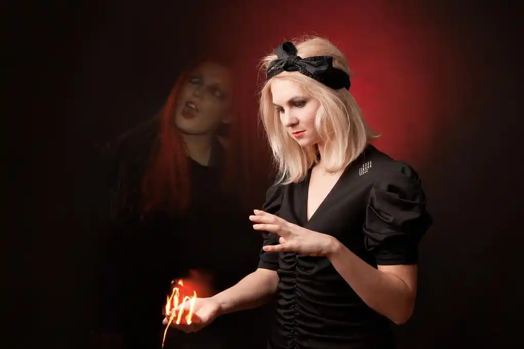 女巫在黑色背景上看到一个可怕的鬼魂