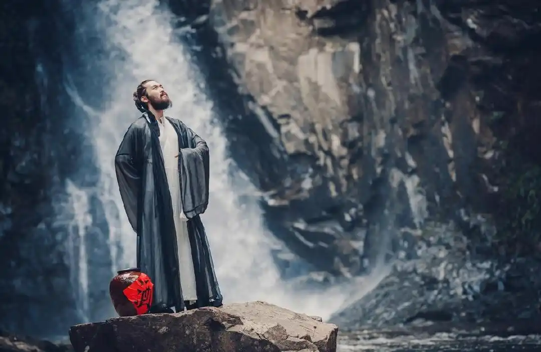 经典摄影作品:瀑布,饮酒,豪气侠客情