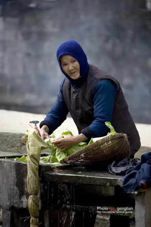 洗菜的老太