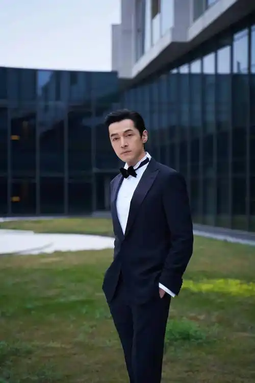 明星胡歌时尚写真:男神气质,气宇不凡