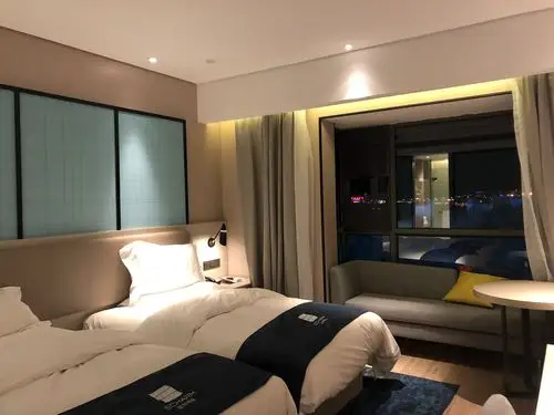 晚上送俩小妹妹一起去机场宾馆住宿.