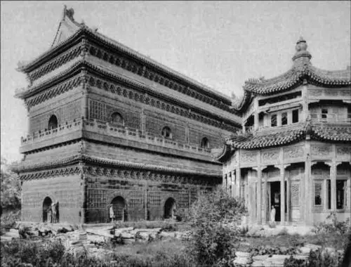 1901年,北京,北海小西天内的万佛楼(左).