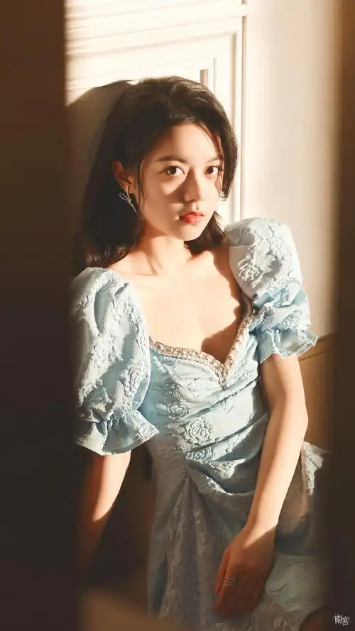 赵今麦蓝色玫瑰短裙