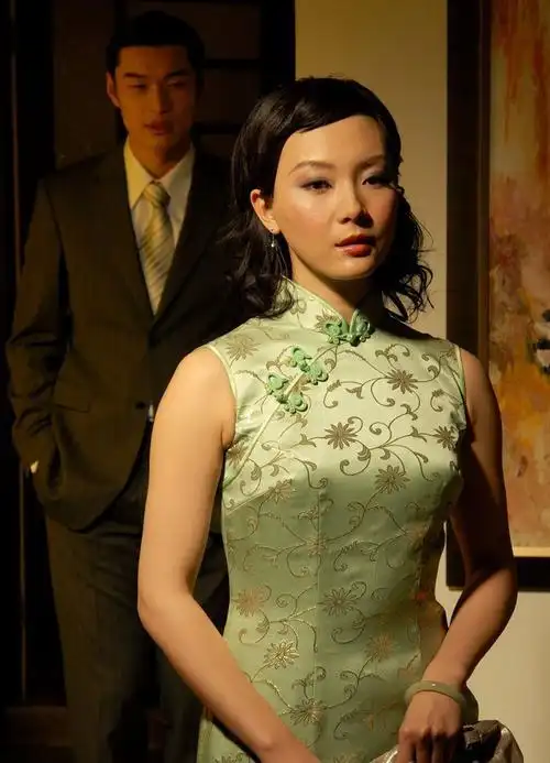 旗袍美人陈数家居美照凸显女王气质【组图】